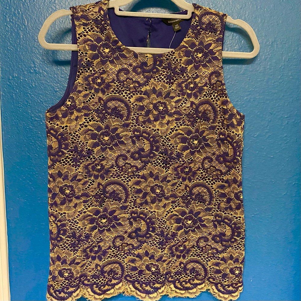 Banana Republic sleeveless work blouse - NWT! XS. Gold lace w/ navy blue lining.